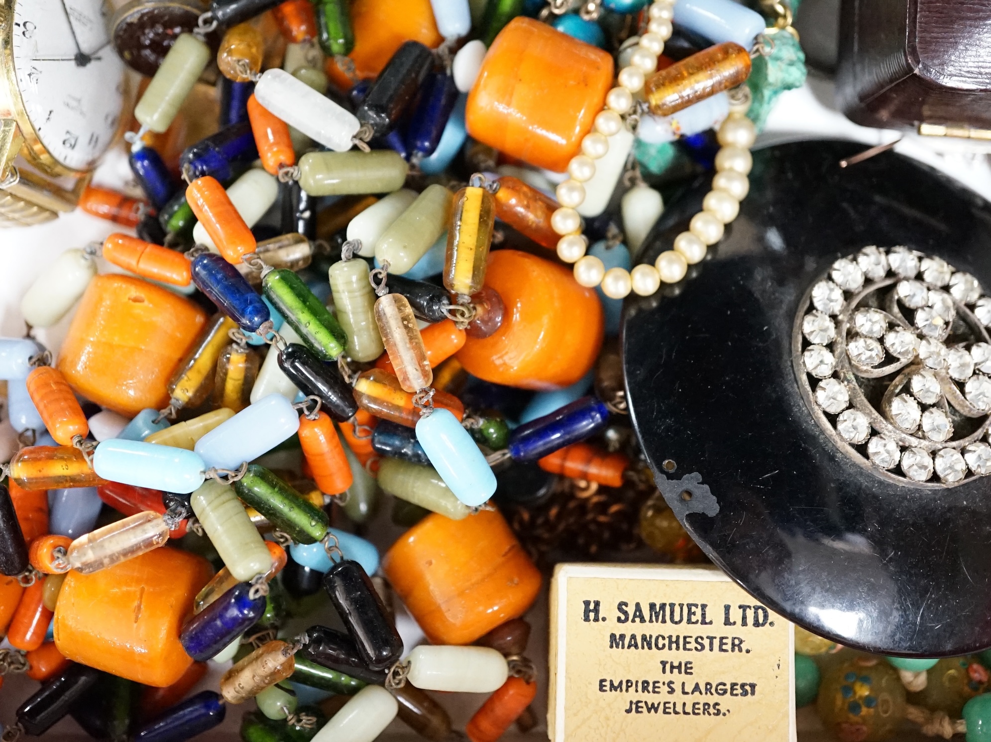 A quantity of assorted Victorian and later jewellery, including silver hinged bangle, a silver albert, monogrammed locket, banded agate set brooch, unmounted stones including cabochon agates and malachite, etc. Condition